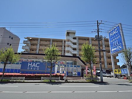 医薬品や化粧品、日用品などを幅広く揃え、Vポイント等にも対応。地域住民の健康と暮らしを支える便利な店舗です。