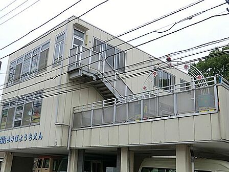 緑に囲まれた自然豊かな中、健康で安全を自ら体験していける環境です。クラブ活動などに力を入れています。