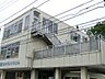 周辺：緑に囲まれた自然豊かな中、健康で安全を自ら体験していける環境です。クラブ活動などに力を入れています。