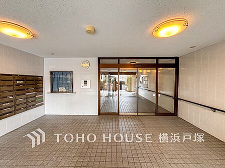 【Entrance】洗練と温もりが調和するエントランスホール。訪れる人を心地よく迎え、特別な空間への期待感を高めます。