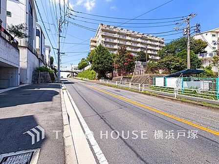 「Frontal road」家の良し悪しだけでなく周辺環境も重要なポイント。それは月日が経つ事で「近くにあるもの」から「家の財産」へとイメージが変わってくる事を身体が理解しているからだと思います。