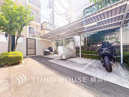 周辺に建ち並ぶ邸宅も、それぞれに個性がありながらも全体的に瀟洒な雰囲気を醸し出している邸宅街の一角。