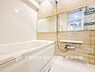 浴室：【Bathroom】1日の疲れを取り心身を癒すことができる住まいの中のリラクゼーション空間、リラックスできるよう優しいカラーをチョイスしました。時を忘れるほどのんびりできる空間に。