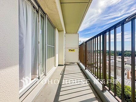 【Balcony】気持ちのいい空が見渡せる広いバルコニー。爽やかな風を感じて、心躍る素敵な暮らしがはじまります。