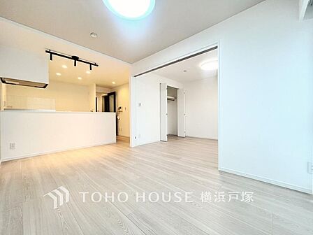 【Living room】明るく開放的な空間が広がるLDK。室内には豊かな陽光が注ぎ込み、爽やかな住空間を演出。