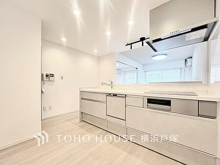 【Kitchen】ご家族みんなで調理ができる位のスペースを実現したキッチン空間となっております。みんなで作った料理を召し上がりながらの会話は、どのような物になるのでしょうか。