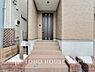 玄関：【Entrance】お客様をお迎えする玄関は落ち着いた雰囲気。帰り着くたびに洗練されたテイストの空間に迎えられ誇りと喜びを感じる玄関まわりです。