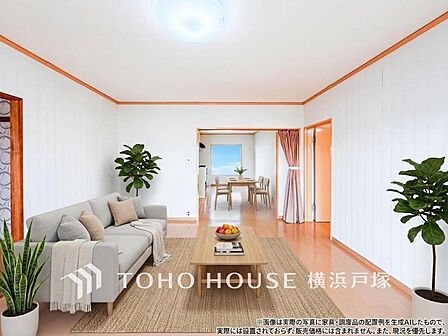 【Living room】明るく開放的な空間が広がるLDK。室内には豊かな陽光が注ぎ込み、爽やかな住空間を演出。
