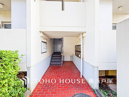 【Entrance】エントランスは毎日の行き帰りで使う大事な空間です。明るい基調で華やかなデザインなので、毎日も気持ちよく、またご友人なども素敵に迎え入れられます。
