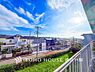 周辺：【View】開放感があり、遮るものもなく気持ちのいい景色が広がります。お部屋にも爽やかな風と暖かく柔らかな日差しが差し込み、毎日の暮らしを豊かに彩ります。