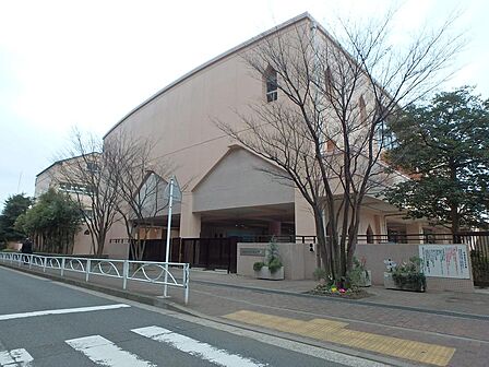 横浜市立中川西小学校まで約431m