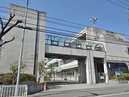 横浜市立岡野中学校まで約437m