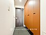 玄関：【Entrance】居住者の帰り、訪れる方を優しく迎え、やすらぎに満ちた生活空間を予感させる。健やかな暮らしを楽しめそう。