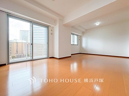【Living room】明るく開放的な空間が広がるLDK。室内には豊かな陽光が注ぎ込み、爽やかな住空間を演出。