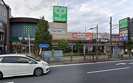 JR南武線「尻手駅」より徒歩1分の場所にあるスーパーです。朝9時から深夜24時まで営業しており、お仕事帰りの買い物にも大変便利。新鮮な食料品や惣菜の品揃えも充実しており、日々の暮らしを支えてくれます。