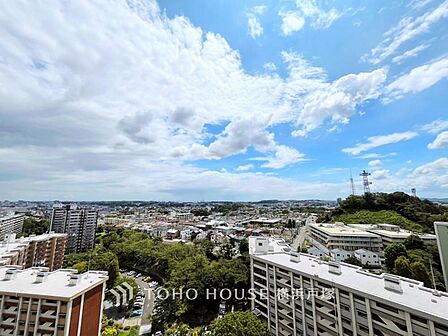 その豊かな眺望にふさわしい空間には、通風・採光にも優れ、心地よい光と風があふれています。