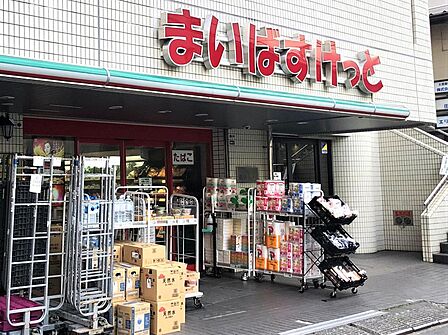 横浜駅東口側エリアにあるアクセス良好な小型スーパー。日常使いしやすい生鮮品やお弁当がリーズナブルに並び、通勤帰りや近隣住民の毎日の食卓を足元から力強くサポートしています。