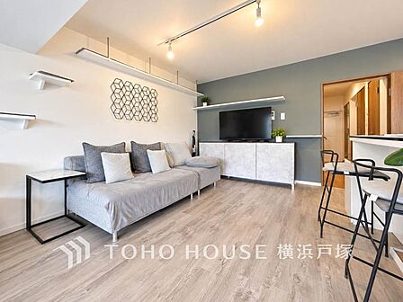 【Living room】家族が自然と集まる、心地よい時間が流れるリビング空間。ゆったりとした雰囲気の中で、くつろぎの時間を楽しめます。