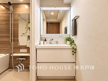 【Powder room】清潔感のあるプライベート空間は、身だしなみチェックや肌のお手入れに最適です。収納もあり、スッキリと見映えの良い空間に拵えました。時間に余裕とゆとりを持たせます。
