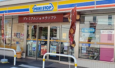 ミニストップ八王子明神町店まで約170m。食品や飲料、日用品などを気軽に購入できるコンビニ。ちょっとした買い物にも利用しやすく、日々の暮らしに便利な存在です。