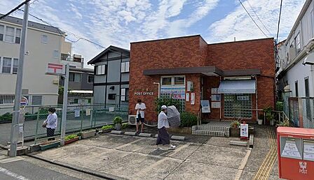 身近な場所で身の回りの手続きや郵送業務が行える頼もしい施設です。生活に欠かせないインフラとして日々の生活に寄り添い、毎日の暮らしに安心感と便利さをもたらす、周辺エリアの心地よい環境を整えます。