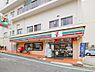 周辺：セブンイレブン横浜富岡西1丁目店まで約500m。食品や飲料、日用品などを取り揃えるコンビニ。ちょっとした買い物から毎日の必需品まで、身近な場所で手軽に購入できます