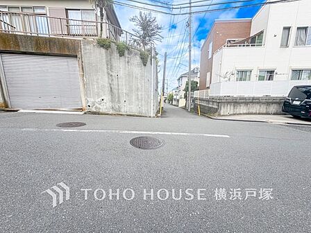 【Frontal road】穏やかな街並みの中で、陽光と開放感を感じながら暮らせる魅力ある住環境です。