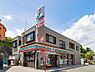 周辺：飲食料品や生活雑貨を取り揃え、周辺住民や通勤・通学者に便利なサービスを提供しています。ATMや宅配便受付などもあり、地域の暮らしをサポートしています。