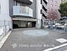 駐車場：「Car space」ゆったりとした駐車スペースを確保いたしましたので、大きめのお車でも駐車可能です。空き状況は随時ご確認ください