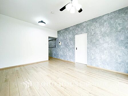 【Living room】一日の中で多くの時間を過すことになる住まいだからこそ、いつも穏やかな空間であるように心掛けています。構成する建材などへの配慮が、住まう方の健康を守ります。
