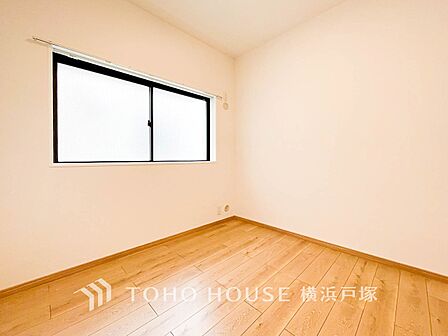 【Room】採光もアクセントの一つとして。プライベートルームにはやさしい光が射し込んでいて、この明るい好みの空間で読書をしたり、音楽を聞いたりと一人の時間も充実したものにできます。