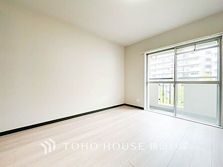 【Room】1日の疲れを癒し、心地よく寛げるようゆったりとした広さを確保しています。プライベートタイムをより優雅に穏やかに…。落ち着いた雰囲気を紡ぎます。