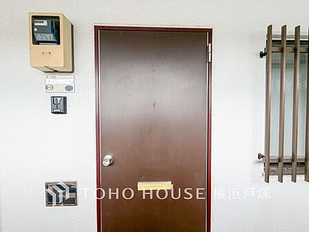 【Entrance】お客様をお迎えする玄関は落ち着いた雰囲気。帰り着くたびに洗練されたテイストの空間に迎えられ誇りと喜びを感じる玄関まわりです。