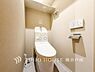 トイレ：【Toilet】清潔感のあるトイレ空間。毎日快適に使えるよう配慮された仕様で、落ち着いて利用できる空間です。