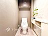 トイレ：【Toilet】いつまでも清潔な空間であって頂けますように、目に留まるだけではなく、汚れをふき取り易いフロアと壁紙をチョイス致しました。洗浄便座になっておりますので、とても清潔にご使用いただけます。