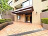 エントランス：【Entrance】上質感漂うエントランス。めまぐるしく過ぎ行く日々の中でゆったりとした休息と癒しを提供してくれる居住者のプライベート空間があります。