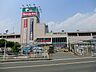 周辺：島忠ホームズ海老名店まで約600m。1階のホームセンターフロアでは日用品、園芸、DIY用品が揃い、2階の家具フロアではカリモクなどのブランド家具やインテリアが充実しています。