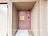 玄関：【Entrance】お客様をお迎えする玄関は落ち着いた雰囲気。帰り着くたびに洗練されたテイストの空間に迎えられ誇りと喜びを感じる玄関まわりです。