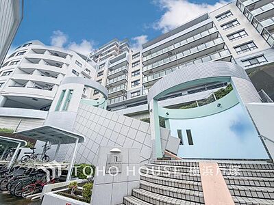外観:【Appearance】爽やかな青空の下に贅沢なほどに降り注ぐ陽光、豊かな居住性と、クオリティが見事に調和した住空間は、住まうことの喜びを感じさせてくれます。 外観:【Appearance】爽やかな青空の下に贅沢なほどに降り注ぐ陽光、豊かな居住性と、クオリティが見事に調和した住空間は、住まうことの喜びを感じさせてくれます。