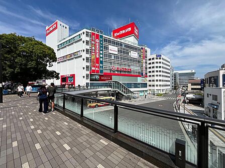 ビックカメラ藤沢店(800m)家電やカメラ、パソコン、日用品、ゲームなど幅広い商品を扱う大型店舗です。