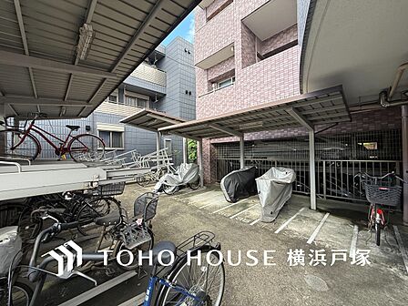 【Cycle lot】こちらは駐輪場。平置きの自転車スペースは、出し入れもスムーズにできるので、忙しいお出かけ時にもさっと出せるのが魅力的。大切な1分1秒を無駄にしません。