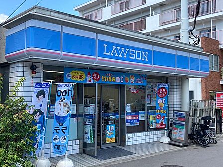 ローソン西横浜駅前店(140m)食品や飲料、日用品などを取り扱うコンビニ。24時間営業で、日常の買い物に便利です。