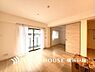 リビング/ダイニング：【Living room】ここにはみんなが集い、食事と楽しい会話が始まる。話に夢中になりすぎて、ついつい時を忘れてしまう。そんな束の間の幸せを感じさせてくれる場所。