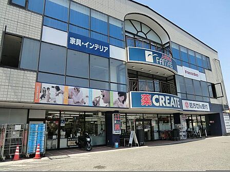 クリエイトエス・ディー鎌倉大船店(1100m)大船エリアの健康と暮らしを支える大型ドラッグストア。医薬品や化粧品をはじめ、日用雑貨から食品・お酒までリーズナブルに揃い、日常のまとめ買いに大活躍していま