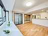 リビング/ダイニング：【Living room】家族みんなが爽やかに健やかに過ごせるように、溢れる光をたっぷり取り込んだリビングダイニング。集いの場、憩いの場としての快適性を求めたやすらぎの空間です。