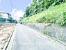 外観：【Frontal road】落ち着きのある閑静な住宅街に佇む邸宅。穏やかな街並みに囲まれ、日々の喧騒から離れてゆったりとした時間を過ごせる、心地よい住環境です。(2026.9撮影)