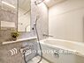 浴室：【Bathroom】1日の疲れを癒すバスルームは、心地よいリラックスを叶える清潔感溢れる美しい空間です。心からゆったりと寛いでいただけるよう、ゆとりのスペースを確保してます。