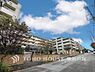周辺：【Frontal road】広々とした前面道路が住まいの前に広がり、開放感のある街並みを形成。陽光を感じられる明るい環境の中で、ゆったりとした暮らしを楽しめます。
