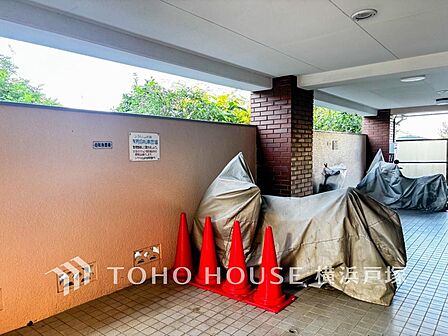 【Bike space】敷地内に設けられたバイク置き場で、バイクをお持ちの方にも配慮された住まい。日常の通勤やお出かけにも活用できます。