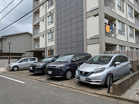 敷地内平面駐車場